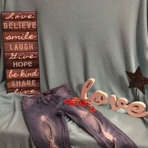 Brand news Destructed jeans with a floral patch